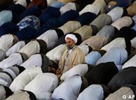 حکومت جمهوری اسلامی از مراسم نماز جمعه برای تبلیغ مواضع رسمی استفاده می‌کند. عکس آرشیوی