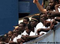 Die 37 afrikanischen Bootflüchtlinge warten auf der 'Cap Anamur II' in Porto Empedocle (Foto: AP)
