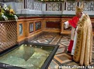 El Papa Benedicto XVI visita la tumba de San Pablo Extramuros en Roma. 