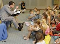 Ο Γερμανός υπ. Εθνικής Οικονομίας διαβάζει παραμύθια σε παιδάκια.