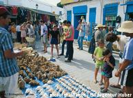 Insel Djerba, Touristen auf dem Markt in Midoun, Medenine, Tunesien