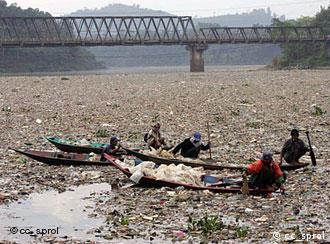 Em Bandung, Java - Rio Citarum sufocado pelo lixo