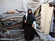 زنی فلسطینی  در کنار ویرانه‌های خانه‌اش
