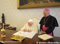 Benedicto XVI, al momento de firmar la nueva encíclica.
