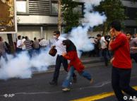 نیروی انتظامی با پرتاب گاز اشک‌آور و حمله به مردم، مانع از تجمع و راهپیمایی آنها می‌شود