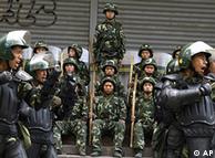Policía china durante las protestas de los uigures. 