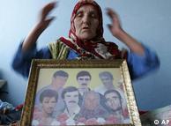 Sida Mehinovic con una foto de sus familiares asesinados por serbios en 1995. 