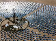 ARCHIV - Die undatierte vom Unternehmen Solar Systems zur Verfuegung gestellte Luftaufnahme zeigt ein Solarkraftwerk in in der Mojave-Wueste in Kalifornien. Die Vision von umweltfreundlichem Solarstrom aus der Wueste ist einen Schritt naeher gerueckt. Zwoelf Unternehmen haben am Montag, 13. Juli 2009, in Muenchen die Grundsatzvereinbarung zur Gruendung der Desertec Industrial Initiative unterzeichnet. Sie soll binnen drei Jahren konkrete Geschaeftsplaene und Finanzierungskonzepte erarbeiten, wie mit Sonnenkraftwerken in den Wüsten Nordafrikas und des Mittleren Ostens bis 2050 rund 15 Prozent des europaeischen Strombedarfs gedeckt werden koennen. (AP Photo/Solar Systems, HO) ** zu APD1800 **