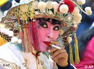 一位中国戏曲演员在演出间隙抽支烟
