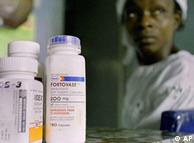 Enfermos de sida en África cuentan con los fármacos subvencionados para tratarse.