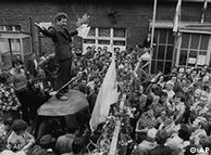 1980年，瓦文萨对罢工的工人讲话