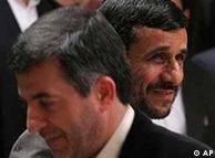 محمود احمدی‌نژاد، رئیس‌جمهور، (راست) و رئیس دفتر او، اسفندیار رحیم مشایی