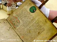 O mais antigo manuscrito, do século 13, é conservado em Karlsruhe
