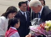 Ο π. Αμερικανός πρόεδρος έγινε δεκτός με λουλούδια στη Πγιον Γιανγκ