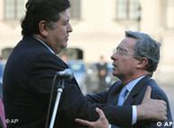 El presidente de Colombia, Álvaro Uribe, con su homólogo peruano, Alan García, agosto 4