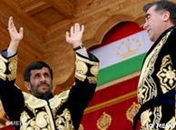 احمدى‌نژاد 
در تاجيكستان لباس ملى تاجيكان را بر تن كرد