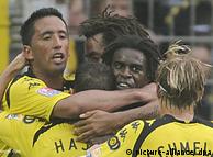 El argentino Lucas Barrios (izq.) milita en el Borussia Dortmund junto con el húngaro Jainal, el brasileño Tinga y los alemanes Schmelzer y Owomoyela.