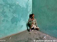Pobreza extrema en Haití es causa del tráfico de seres humanos. Aquí, un niño en una casa abandonada en el barrio de Martissant, Puerto Príncipe.