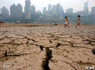 Dos niños caminan por el lecho de un río seco en Chongqing, China. 