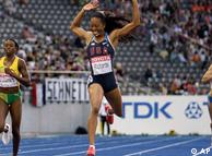 Sanya Richards (centro), de EE. UU., celebra en la llegada la conquista de la medalla de oro en los 400 metros llanos, categoría femenina.