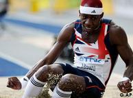 Phillips Idowu, de Gran Bretaña, en su último intento de salto triple de distancia. Con 17,73 metros se llevó la medalla de oro...