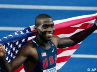 Kerron Clement, de EE. UU., celebra también su medalla de oro en los 400 metros con vallas, categoría masculina.
