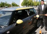 Sigmar Gabriel, ministro alemán de Medio Ambiente, junto a un BMW Mini eléctrico. 