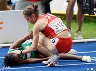 Acabada la carrera, Natalia corrió a consolar a la atleta etíope.