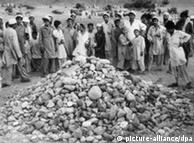 در برخی از 
کشورهای اسلامی مجازات سنگسار جریان دارد. عکس آرشیوی صحنه‌ای فجیع را در 
پاکستان نشان می‌دهد