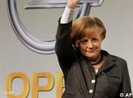 Angela Merkel durante una visita a una planta de Opel.