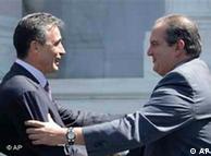 Ο πρωθυπουργός Κώστας Καραμανλής υποδέχεται τον γγ. του ΝΑΤΟ Ράσμουσεν