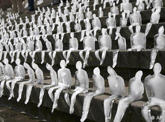 در میدان ژاندارم برلین هزار مجمسه‌ی یخی در حال آب شدن هستند. خالق این مجسمه‌های ناپایدار Nele Azevedo برزیلی است که به عمد، خالق آثار غیر ماندگار است. این هنرمند که هر اثرش تنها ۳۰ دقیقه عمر دارد و بعد آب می‌شود، برای توجه دادن مردم به تغییرات شدید اقلیمی و ضرورت اقدام برای متوقف کردن آن، به چنین ابتکار عملی دست زد.