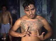 Miembro de la Mara Salvatrucha en una cárcel salvadoreña.