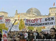 دارالحکومت برلن میں وفاقی جرمن پارلیمان کے قریب شہریوں کے ذاتی ڈیٹا کو محفوظ رکھے جانے کے حکومتی اقدامات کے خلاف ہونے والا ایک احتجاجی مظاہرہ