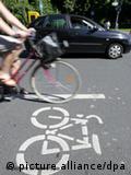 Знак  велосипедной дорожки на асфальте 