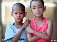 طفلان تايلانديان ولدا مصابين بالإيدز