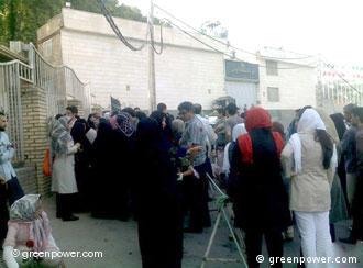 تجمع خانواده‌های زندانیان سیاسی در مقابل زندان اوین (پاییز سال ۱۳۸۸)