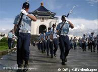 资料图片：台北中正纪念堂广场的升旗仪式