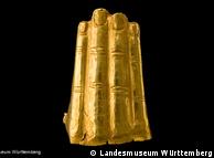 Выполненная из золота кисть человеческой руки