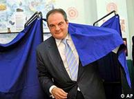 Εκλογές της 4ης Οκτωβρίου: ο πρώην πρωθυπουργός και πρόεδρος της ΝΔ Κώστας Καραμανλής