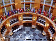 USA - Washington DC: Flaggen aller Mitgliedsstaaten des Internationalen Waehrungsfonds im Buerogebaeude der Weltbank - 08.10.2008  ullstein bild - JOKER/Lohmeyer