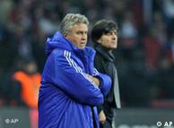 Guus Hiddink (chaqueta azul) y Joachim Loew.