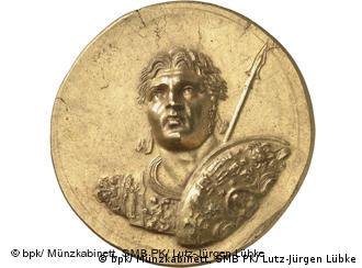 Χρυσό μετάλλιο από εκθέματα της έκθεσης στα Reiss-Engelhorn-Musseen (Αμπουκίρ 220-240 μ.Χ)