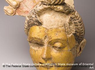 Κεφαλή Βούδα από πηλό, επιχρυσωμένο - Κρατικό Μουσείο Τέχνης της Μόσχας (3 αι. μ.Χ)
