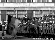 Zum ersten Mal hat die Nationale Volksarmee (NVA) der DDR am 20. Juli 1990 der Wiederstandskämpfer der Deutschen Wehrmacht gegen die nationalsozialistische Gewaltherrschaft gedacht, die am 20.Juli 1944 das Attentat auf Hitler vorbereiteteten und verübten. Im Ministerium für Abrüstung und Verteidigung in Strausberg bei Ost-Berlin wurde 400 angetretenen Berufssoldaten der neu gefaßte Eid abgenommen. Foto: Erich Mehrl +++(c) dpa - Report+++