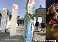 艺术家在勃兰登堡门前竖起象征柏林墙倒塌效应的多米诺骨牌纪念碑