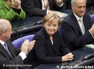 Angela Merkel es aplaudida en el Parlamento alemán al conocerse su confirmación como canciller.