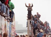 Menschen auf der Berliner Mauer