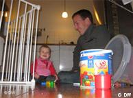 Peter Kasza y su hijita Julia juegan en la cocina.
