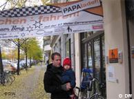 Peter Kasza con su hija Julia delante del Centro de Padres de Berlin.